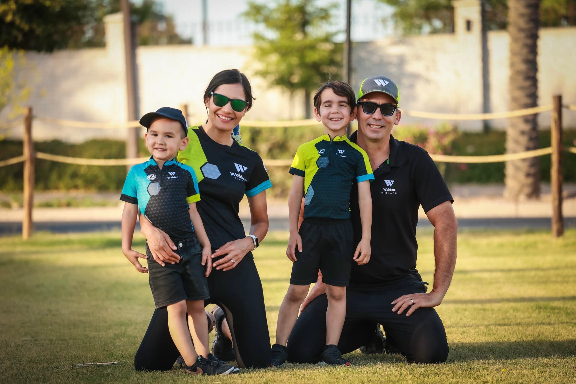 Familia Armendáriz con ropa Walden en césped