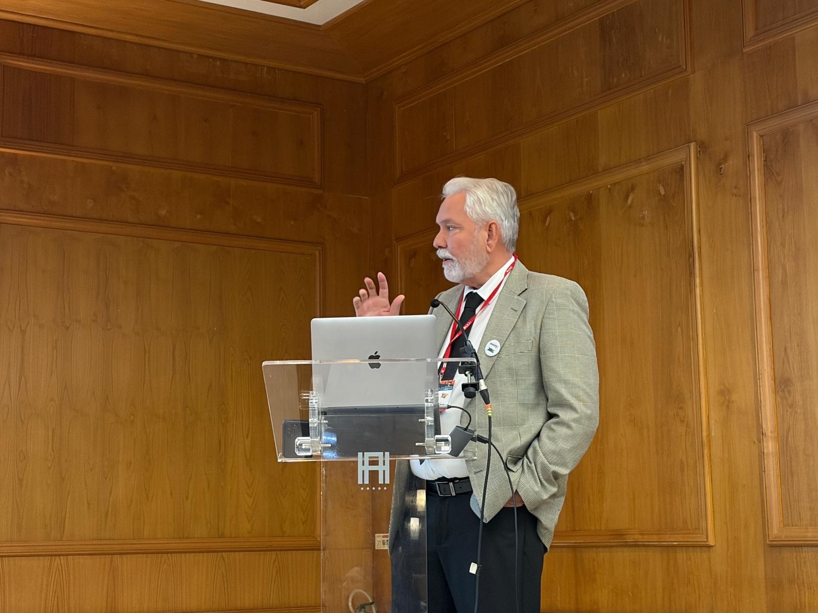 Dr. Fernando Armendáriz, BCBA-D, presentando en congreso internacional